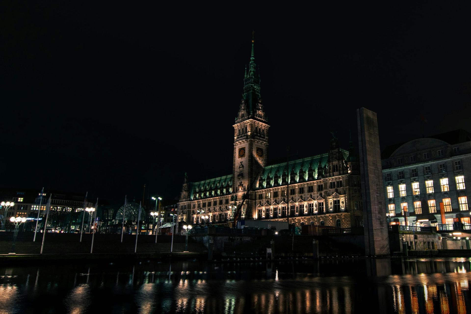 Das beleuchtete Hamburger Rathaus an der Binnenalster bei Nacht